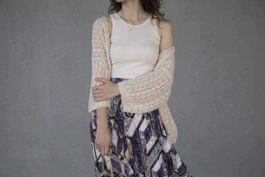 Woman wearing a knitted cardigan and a printed skirt